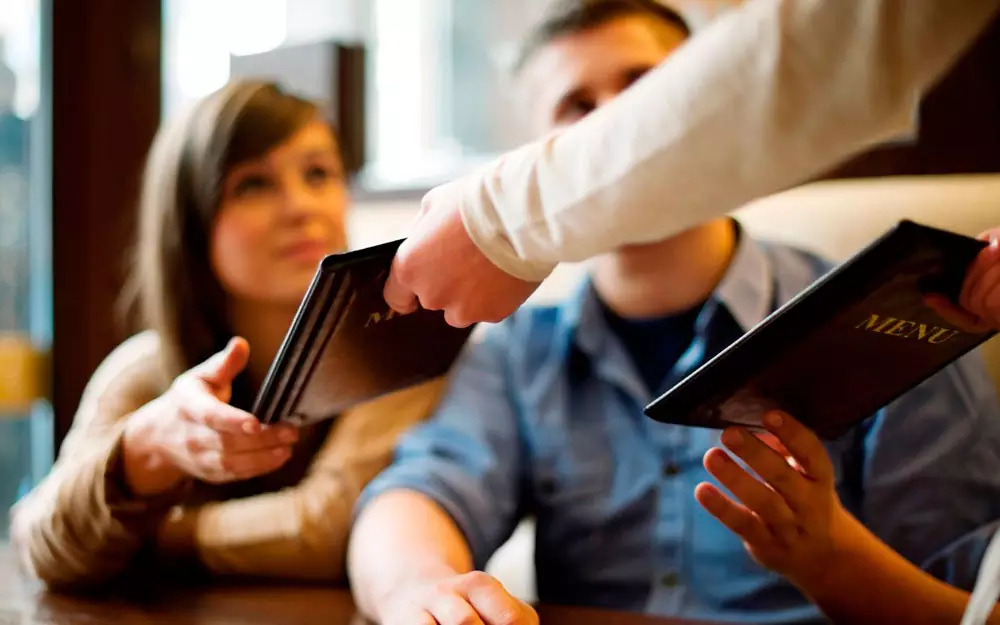 Projeto aprovado na Câmara prevê cardápio físico obrigatório em bares e restaurantes