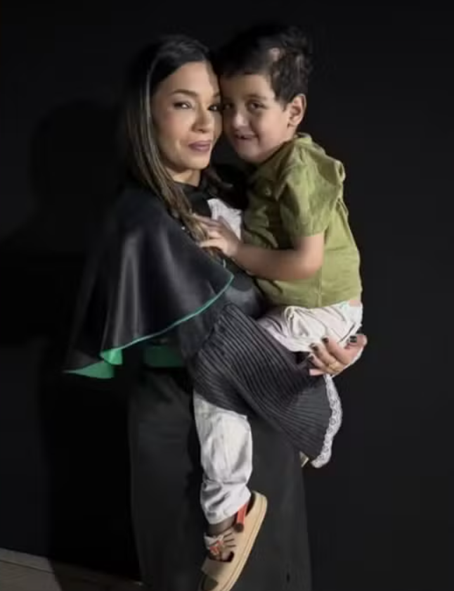 Por amor ao filho, mãe conclui faculdade de fisioterapia e dedica diploma ao menino