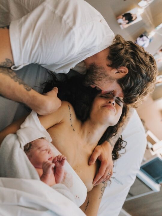 Paula Amorim e Breno Simões apresentam Marina, segunda filha do casal