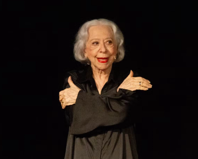 Fernanda Montenegro chora após aplausos em homenagem aos 60 anos do Teatro Casa Grande
