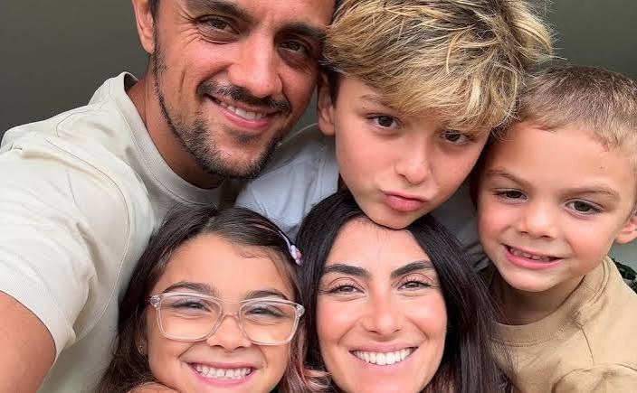 Felipe Simas e Mariana Uhlmann curtem férias com os filhos em Praia do Forte, na Bahia