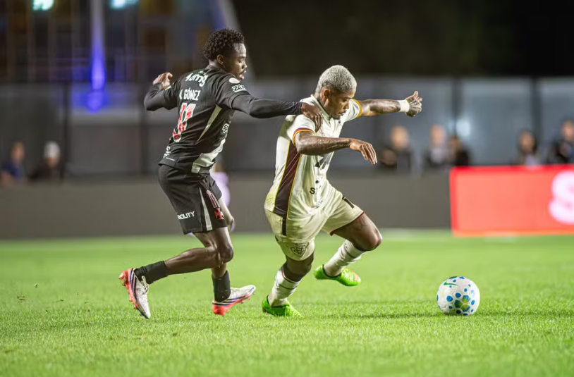 Mesmo com um jogador a mais, Vitória perde para o Vasco nas quartas da Copa do Brasil