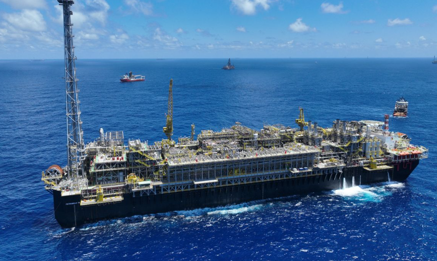 Justiça suspende cobrança de imposto de 12% sobre petróleo exportado pelo Brasil