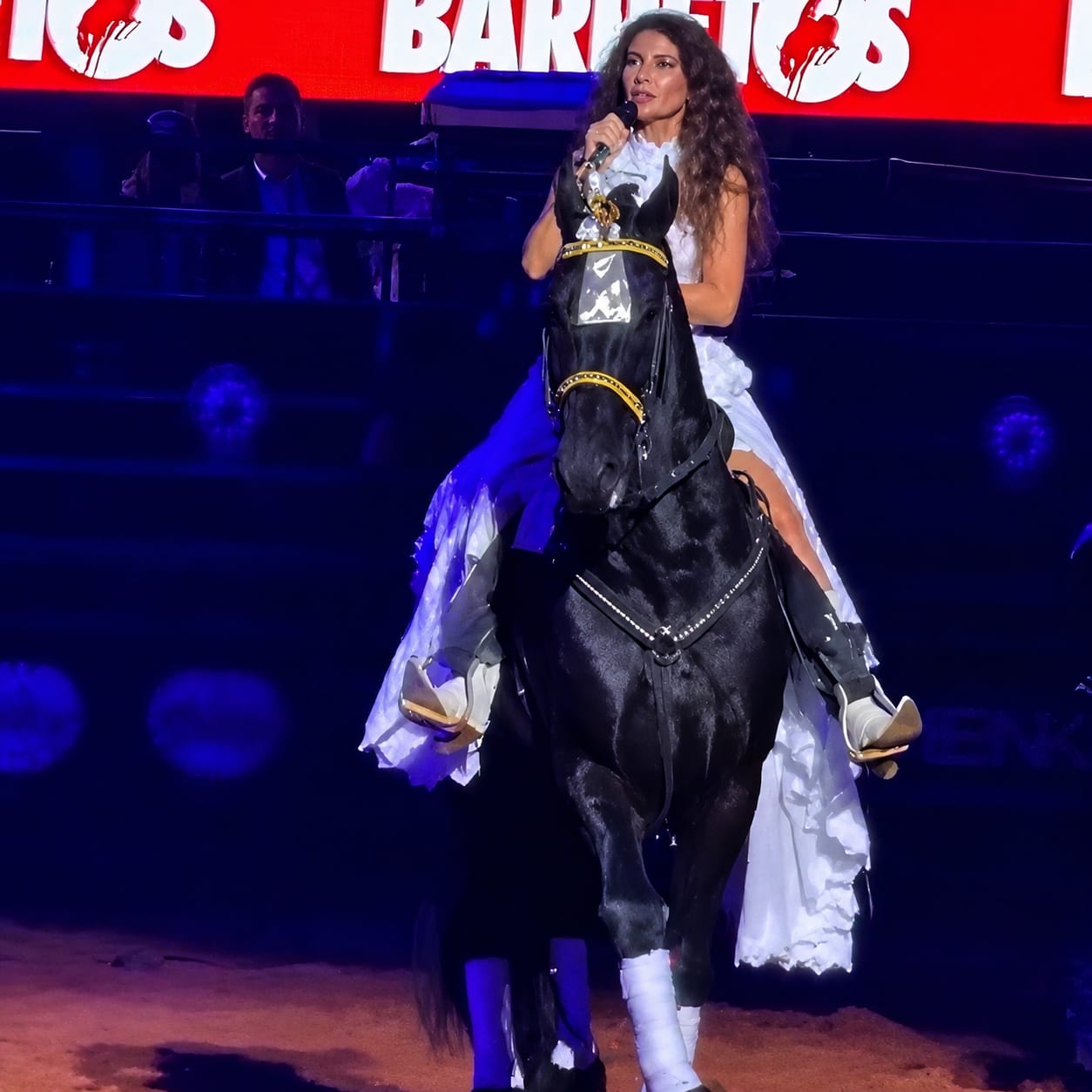 Paula Fernandes canta “Ave Maria” a cavalo na abertura do Rodeio de Barretos