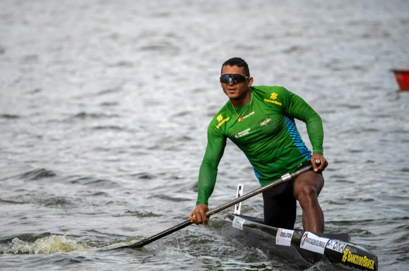 Baiano Isaquias Queiroz vence C1 500m e conquista quinto título mundial na prova