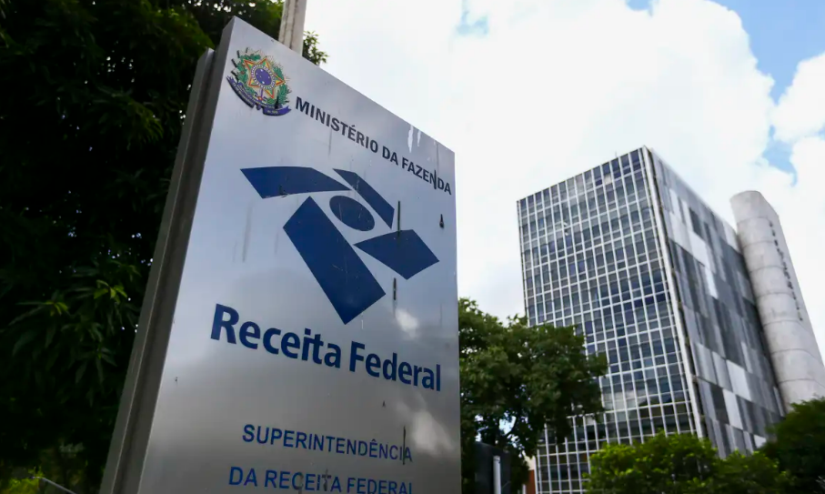 Receita libera último lote regular da restituição do IR 2026; veja quem recebe