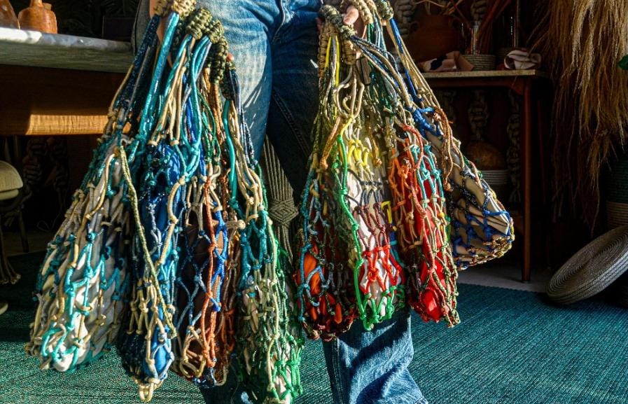 Resíduos de corda náutica viram bolsas e fonte de renda para artesãs de Salvador