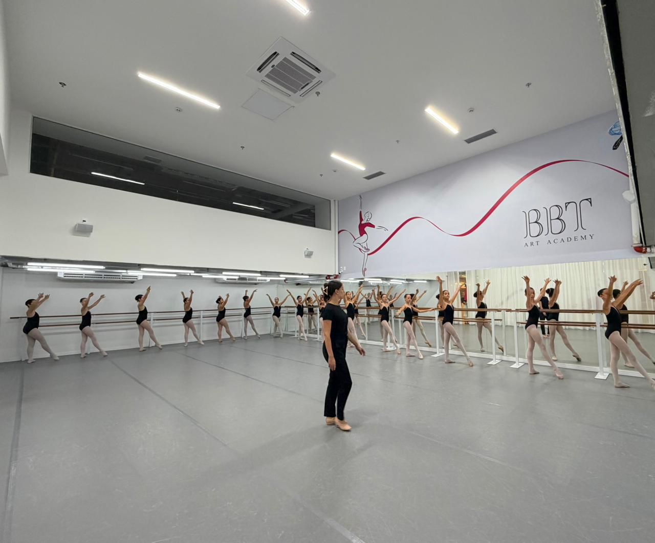 Bailarinas do BBT Art Academy têm treinamento com examinadora da Royal Academy of Dance
