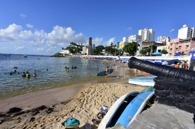 Salvador instala boias no Porto da Barra para impedir embarcações perto de banhistas