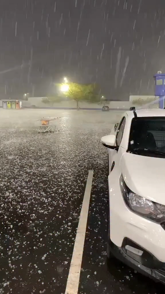 Chuva de granizo e ventos fortes causam estragos em Vitória da Conquista