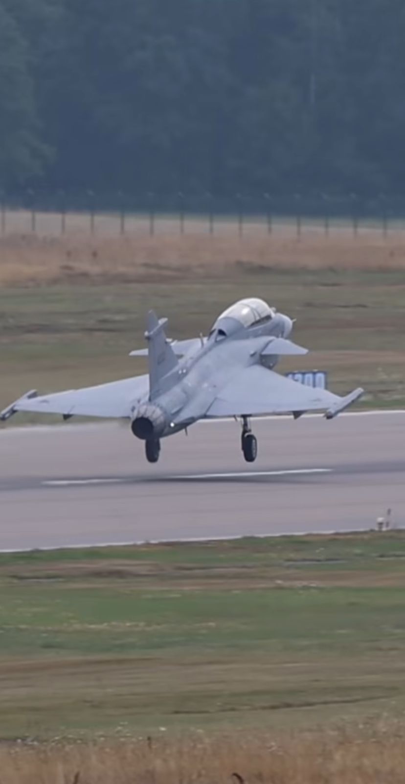 Novo Gripen F faz voo inaugural com piloto da FAB e participação de profissionais brasileiros