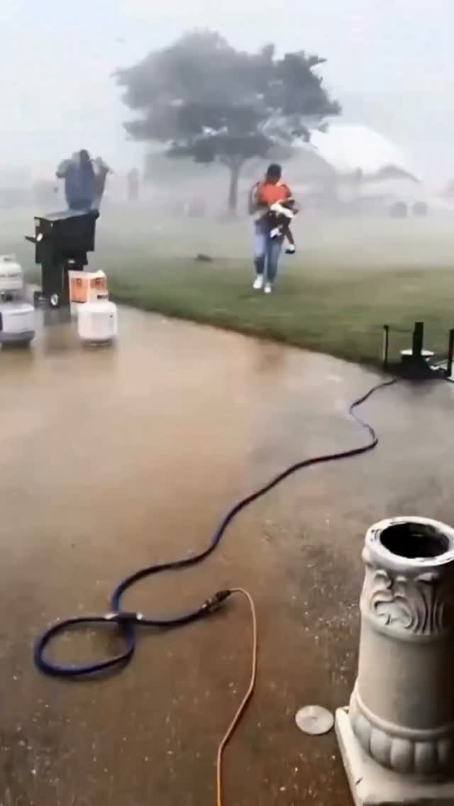 Tempestades atingem o Sudeste do Texas com alagamentos e risco de novos temporais