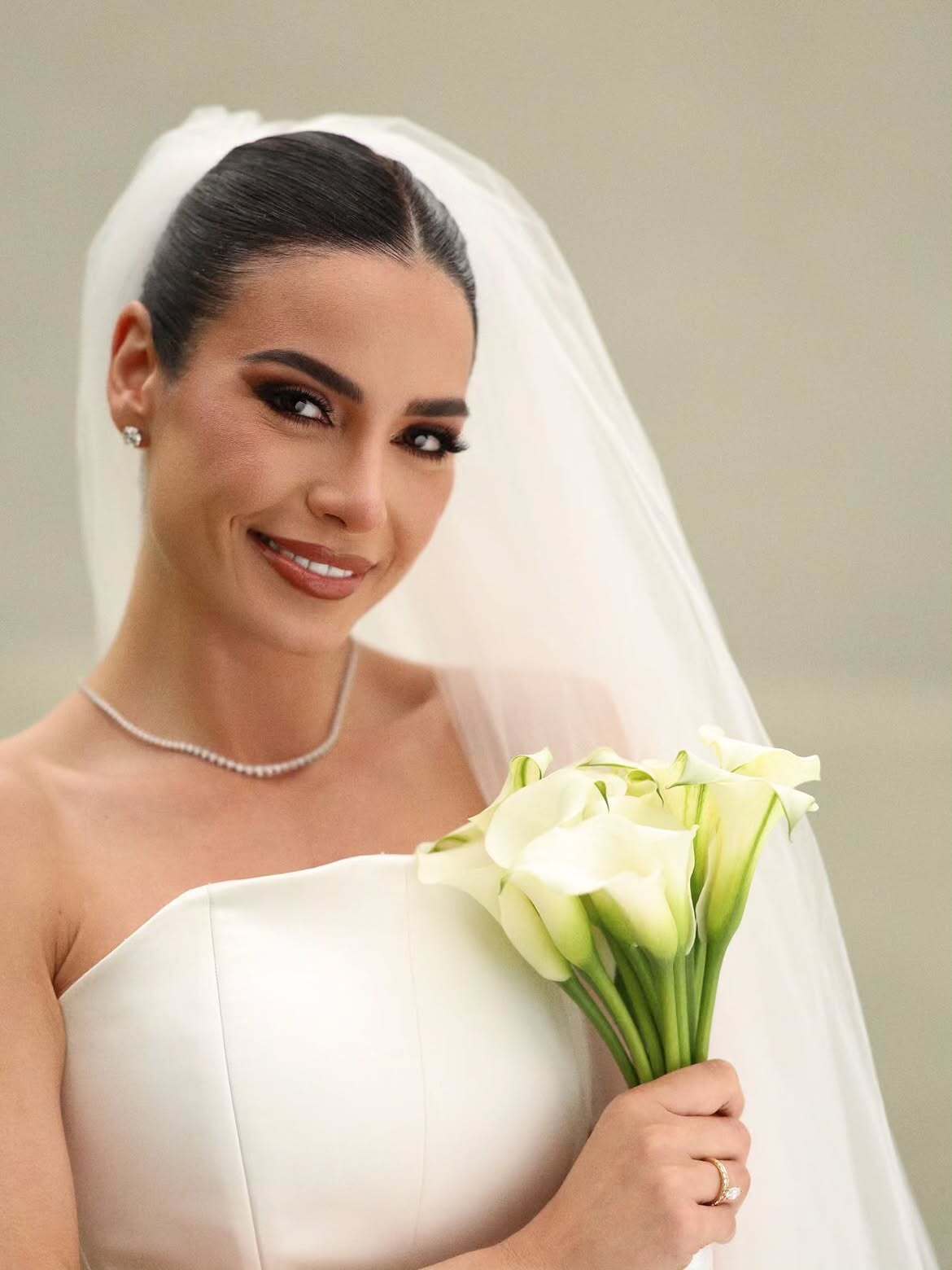 Julia Gama celebra casamento em Trancoso com vestido de cauda de três metros e orquestra