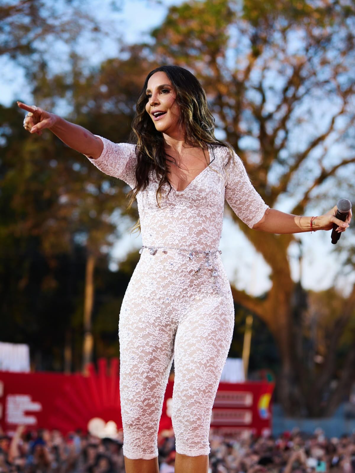 Ivete Sangalo desembarca em Lisboa antes de levar turnê ‘Clareou’ a Portugal
