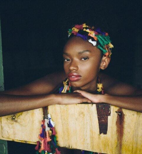 Baiana de 19 anos deixa trabalho com reciclagem, assina com agências de modelos e mira a SPFW