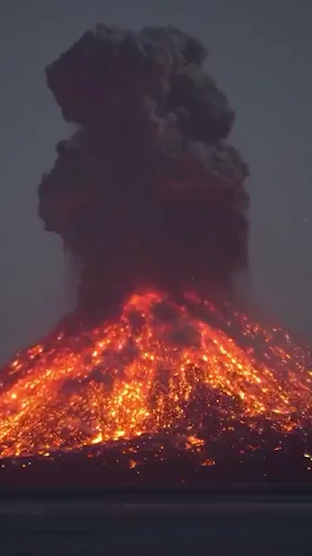 Vulcão Anak Krakatau lança cinzas a até 15 mil metros e provoca caos aéreo na Indonésia