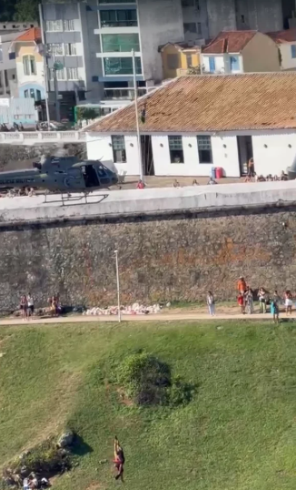Helicóptero resgata banhista à deriva na Praia da Barra, em Salvador