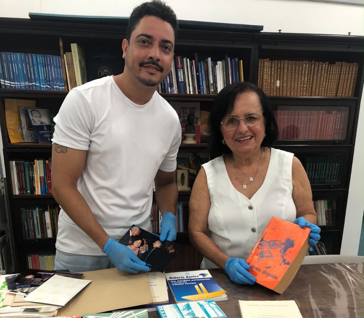 Exposição reúne documentos, fotografias e livros de Roberto Santos em Salvador