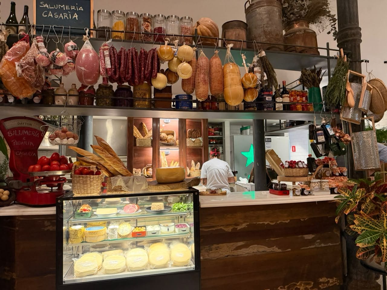 Em grande estilo, Casarìa Salvador inaugura salumeria e primeira padaria da Rua Chile