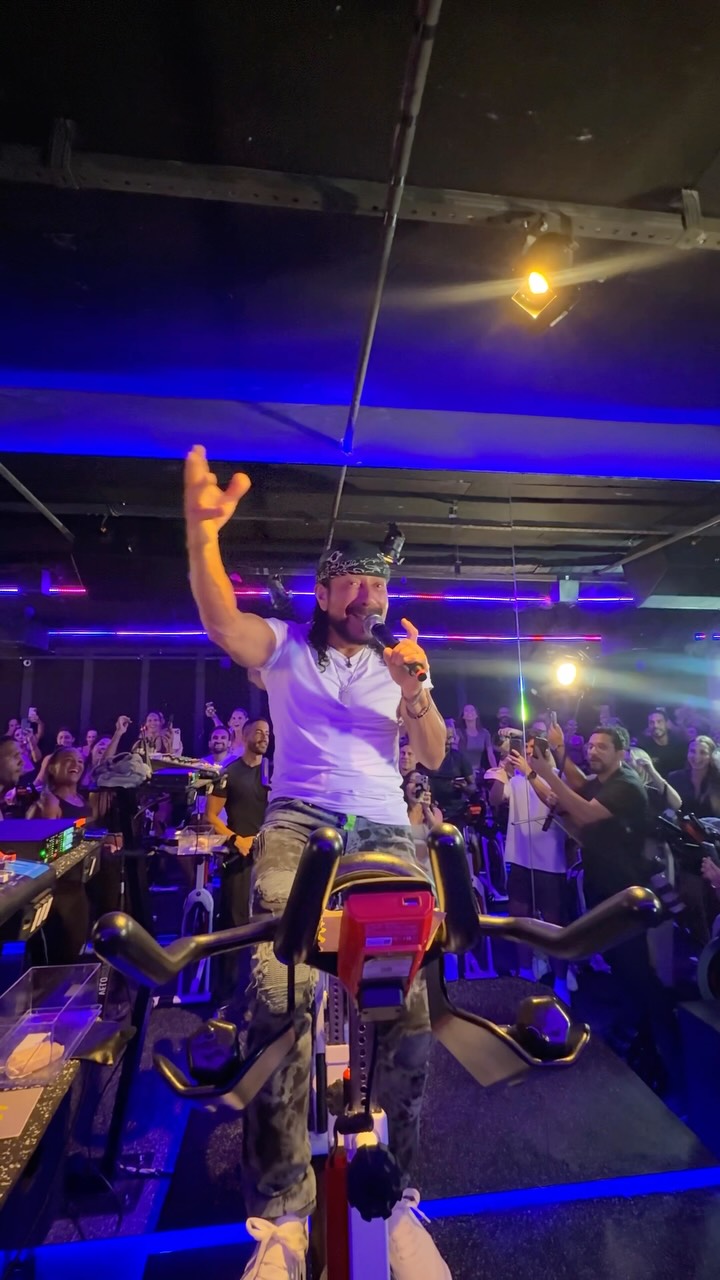 Bell Marques surpreende alunos com música durante aula de spinning em Salvador