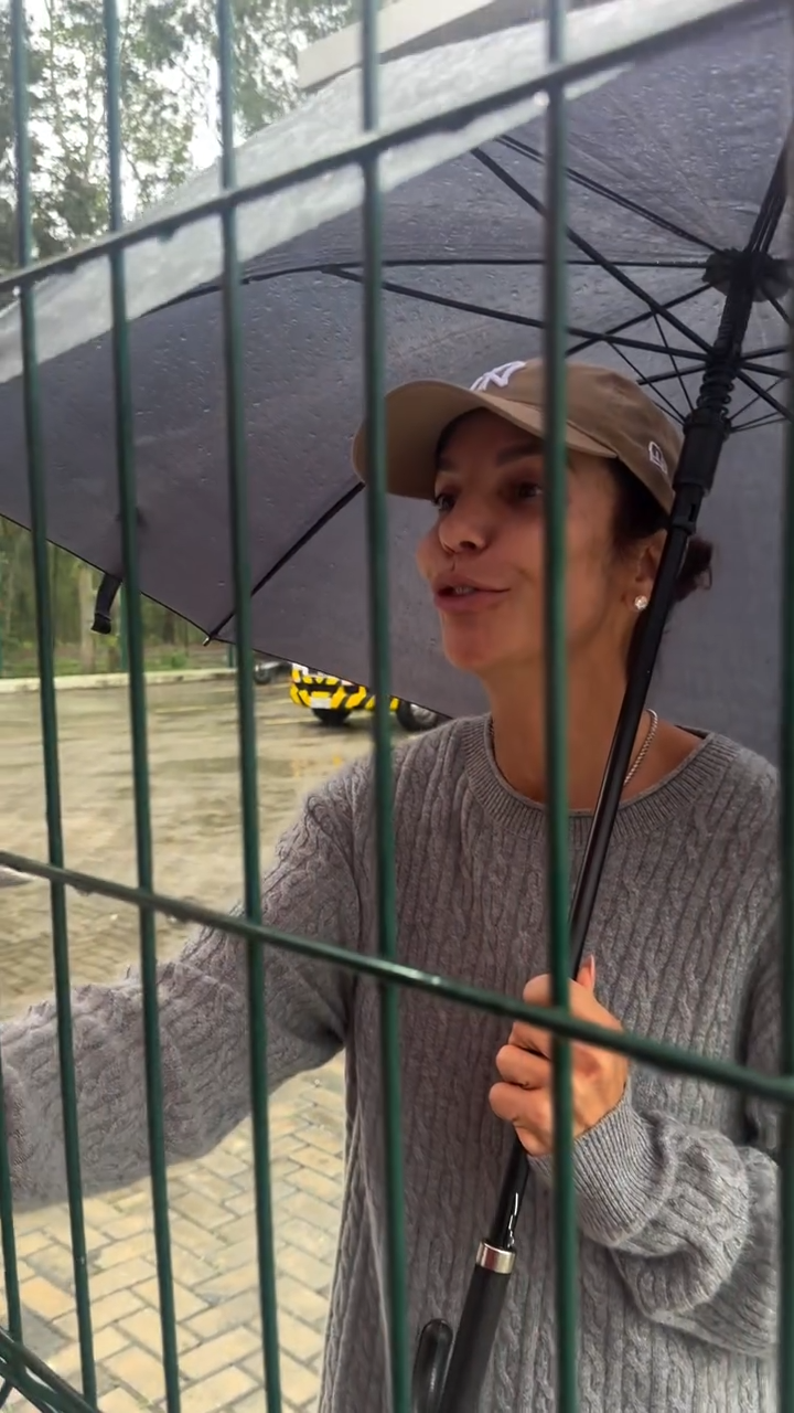 Ivete Sangalo atende fãs debaixo de chuva e protagoniza encontro especial com criança