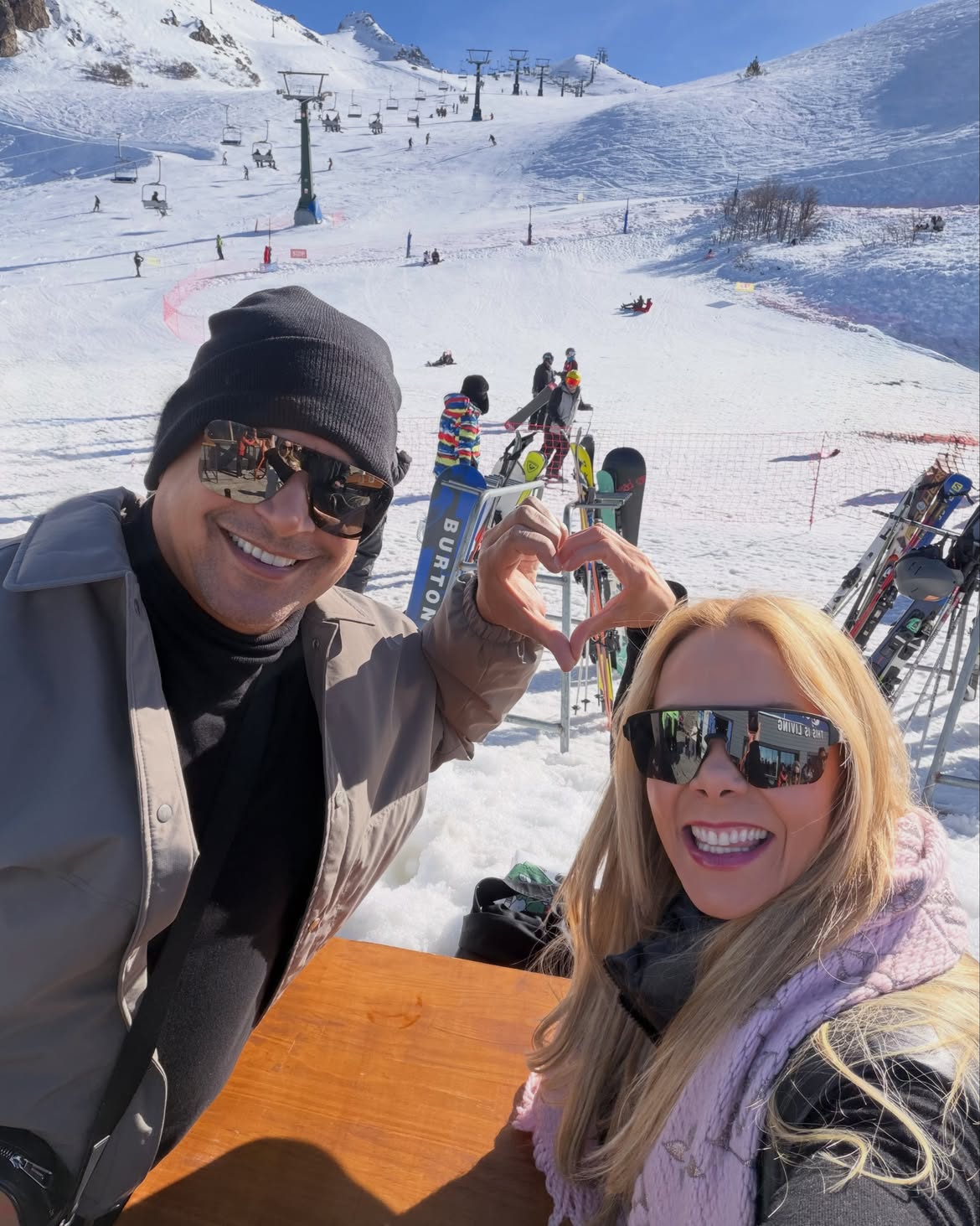 Carla Perez e Xanddy aproveitam temporada de neve e romance em Bariloche