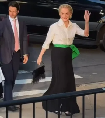 Carolina Herrera celebra 45 anos da grife e chama atenção de salto alto aos 87 anos