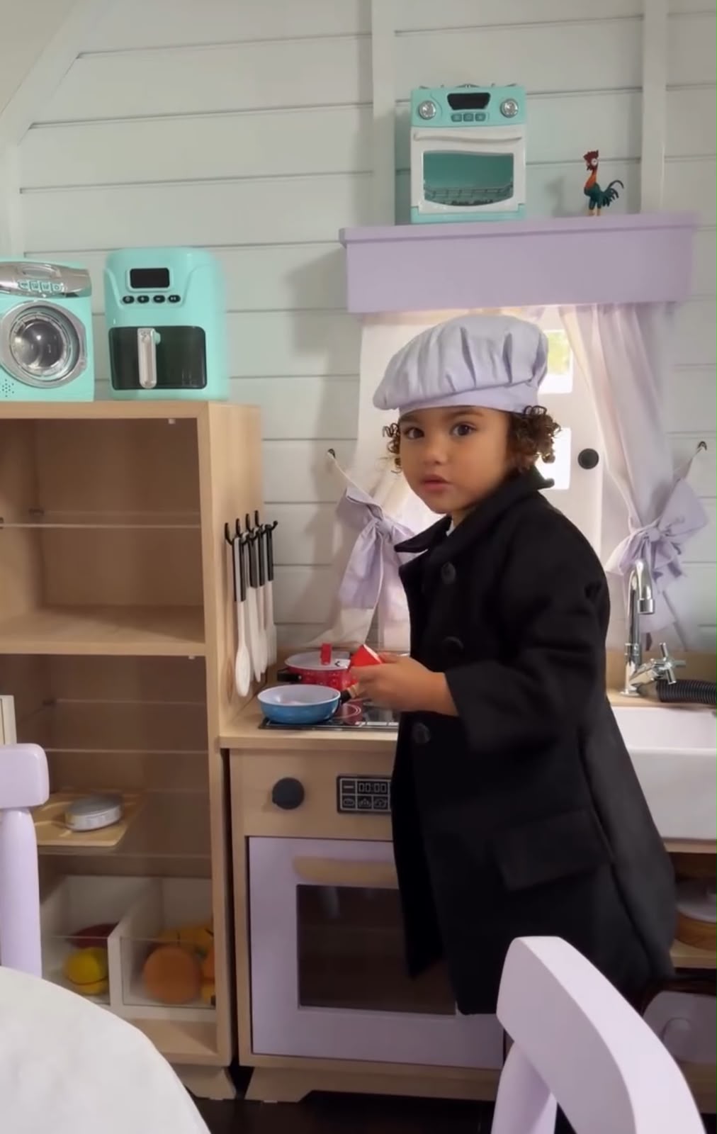 Filha de Neymar e Bruna Biancardi, Mavie brinca de chef em casinha de mais de R$ 90 mil