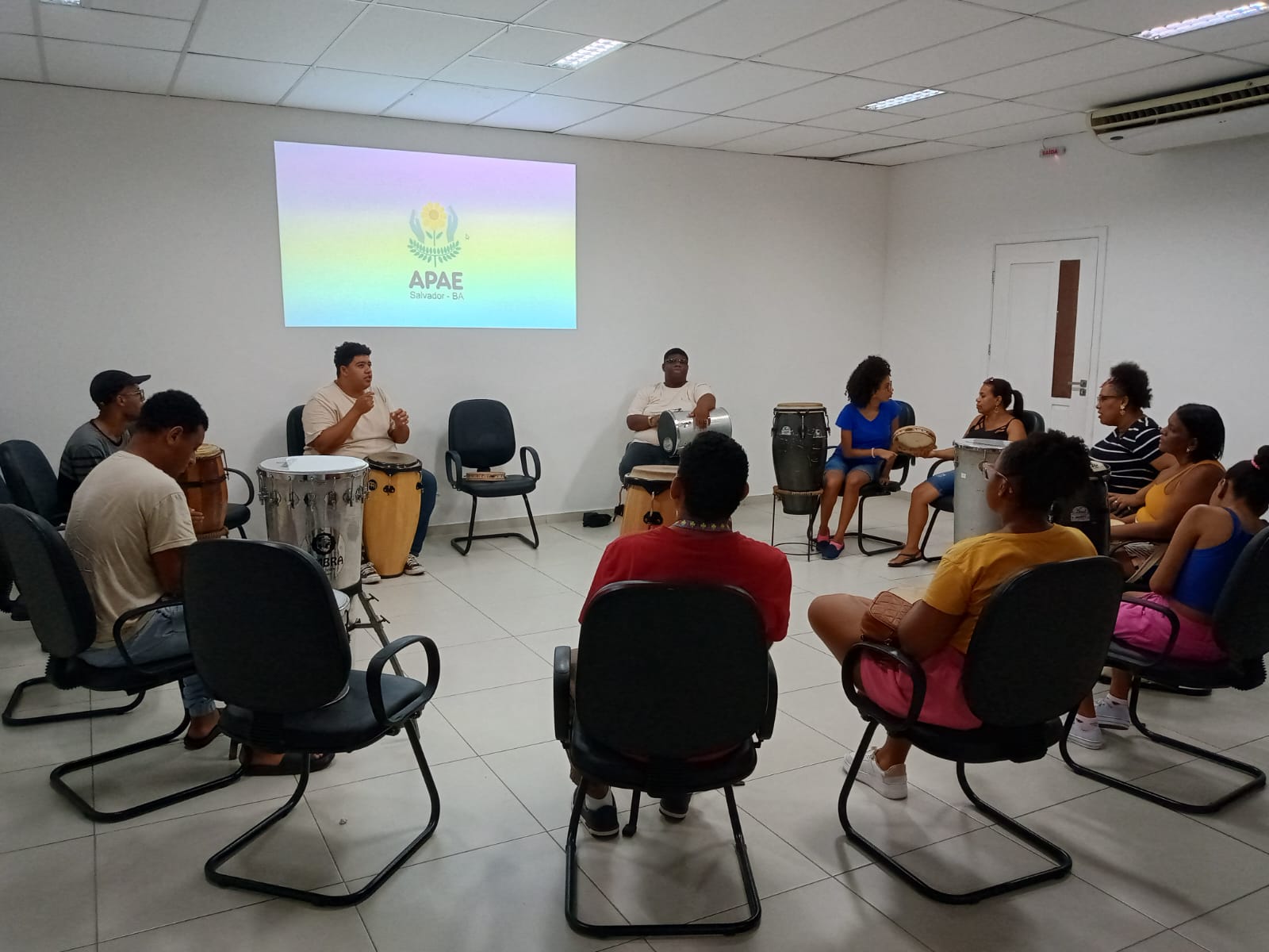 Educadores sociais transformam atividades cotidianas em caminhos para autonomia na APAE de Salvador