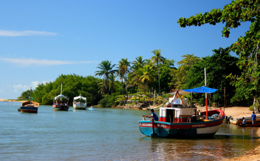 Sem carros e com ruas de areia: conheça a regra de preservação de Caraíva, na Bahia
