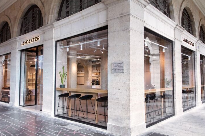 Marca francesa Lancaster une moda e gastronomia em café no centro de Paris