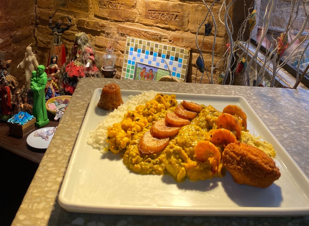 Setembro é mês de comer caruru no Restaurante Casa de Tereza, que completa 14 anos no dia de Cosme & Damião