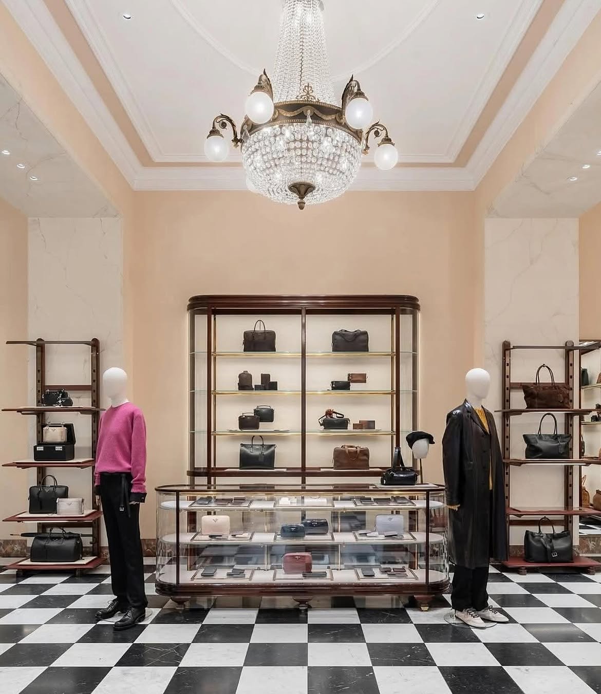 Prada abre novo espaço na Galleria Vittorio Emanuele II e une moda, arquitetura e patrimônio
