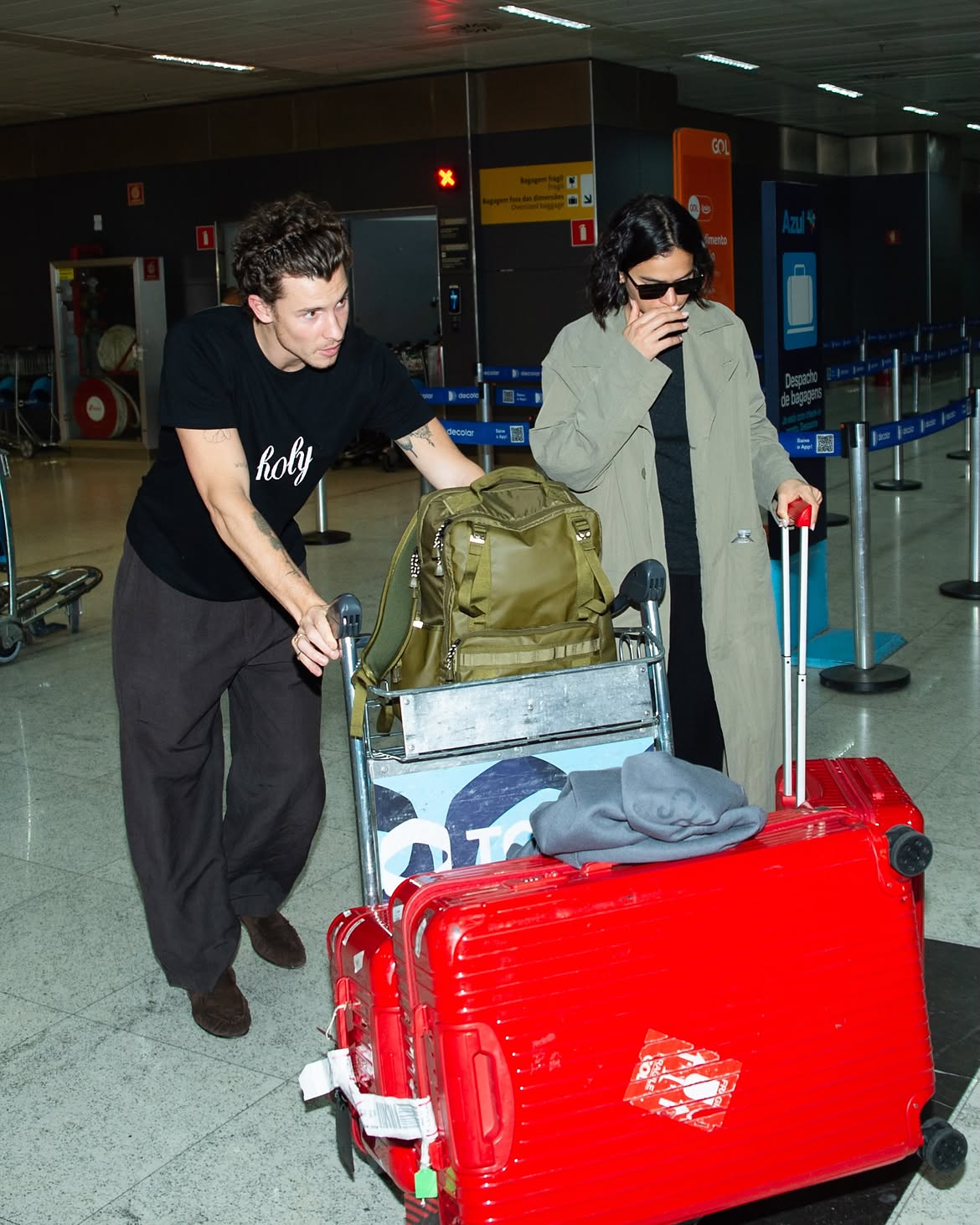 Após Semana de Moda de Milão, Bruna Marquezine e Shawn Mendes chegam juntos ao Brasil