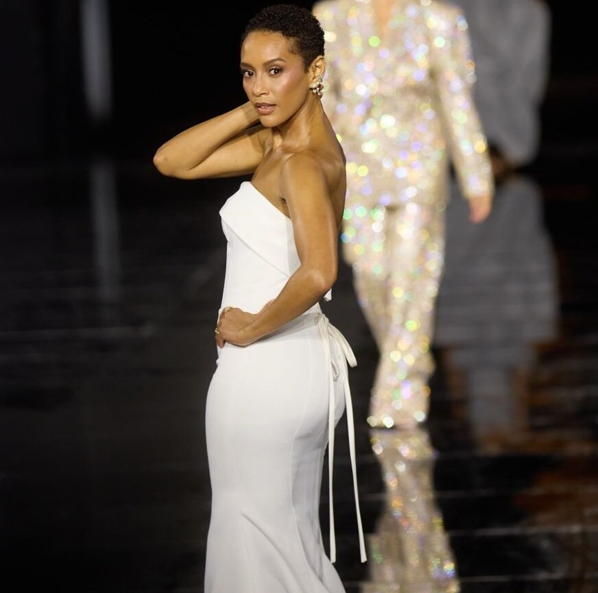 Taís Araujo estreia cabelo curto e novo tom durante desfile da L’Oréal em Paris