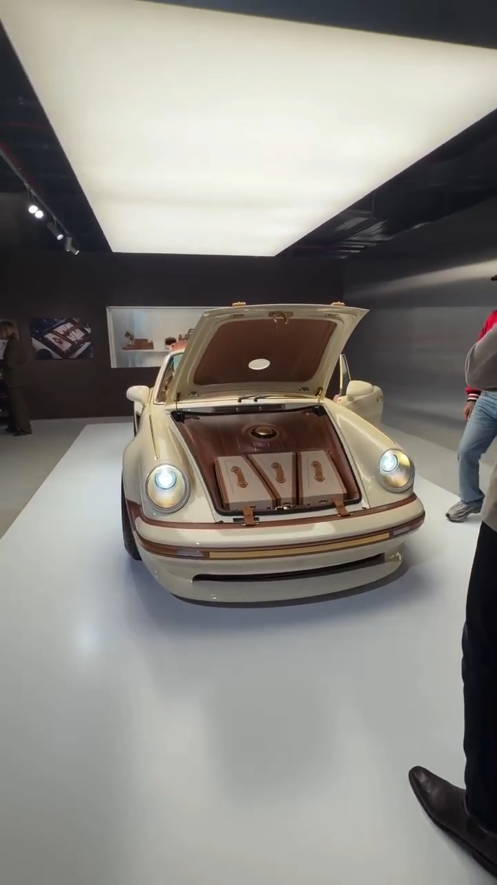 Louis Vuitton revela Porsche 911 criado com a Singer em exposição em Paris