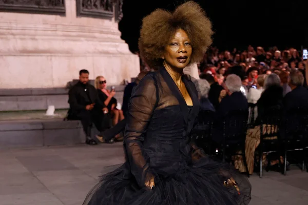 Mounia Orosemane, musa de Yves Saint Laurent, volta a desfilar na Semana de Moda de Paris