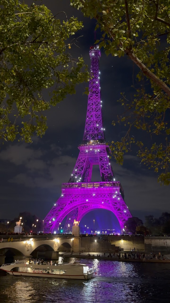 Torre Eiffel ganha iluminação especial no lançamento do Outubro Rosa 2026