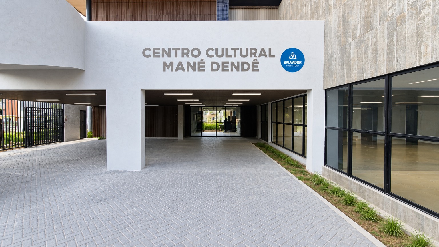 Léo Santana se apresenta na inauguração do Centro Cultural Novo Mané Dendê, em Salvador