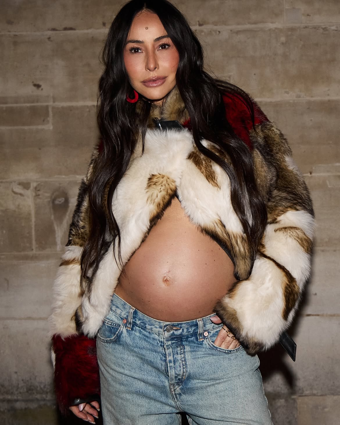 Sabrina Sato destaca barrigão em look transparente durante viagem a Paris
