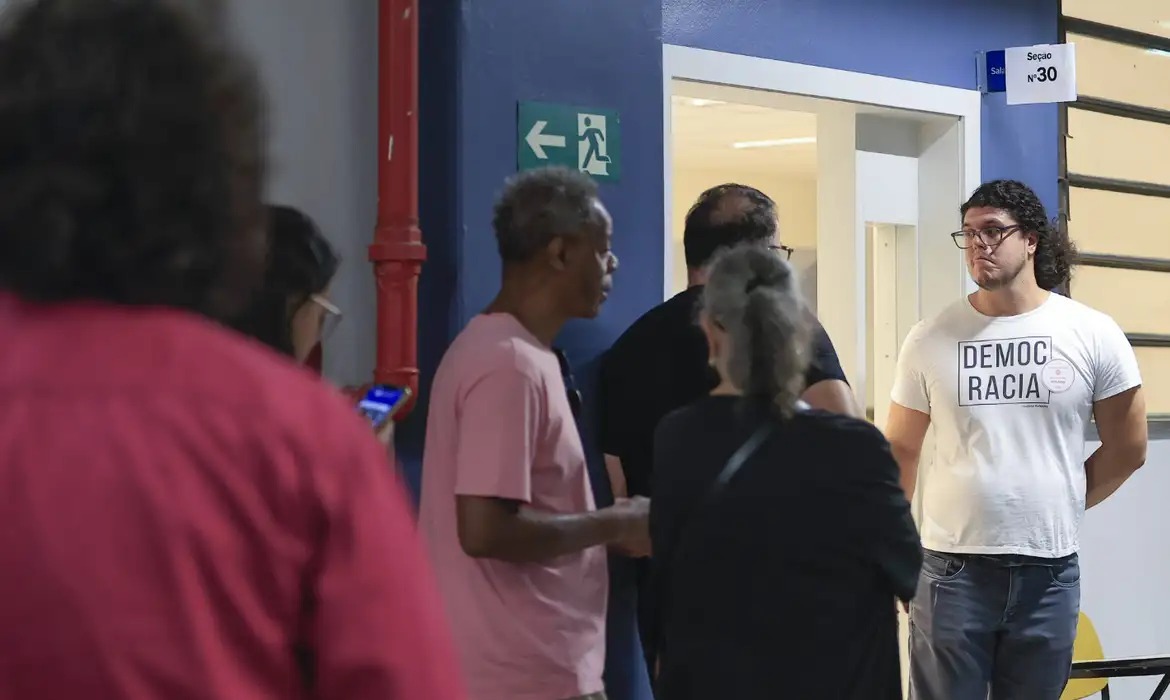 Votação das Eleições 2026 termina às 17h; veja ordem dos cargos nas urnas