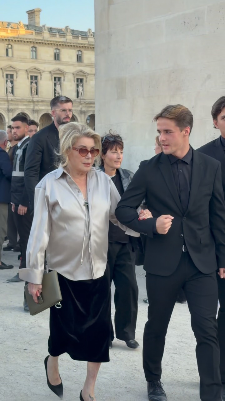 Catherine Deneuve atrai olhares no desfile da Mugler no Louvre, em Paris