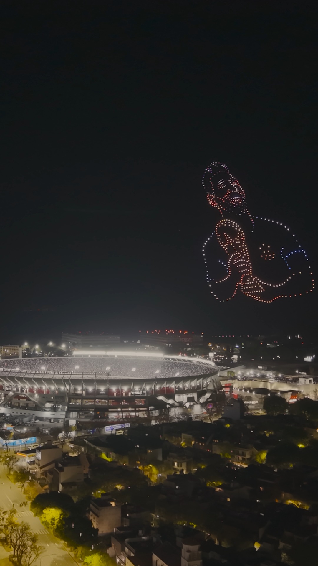 Lionel Messi ganha homenagem com drones após despedida da Argentina no Monumental