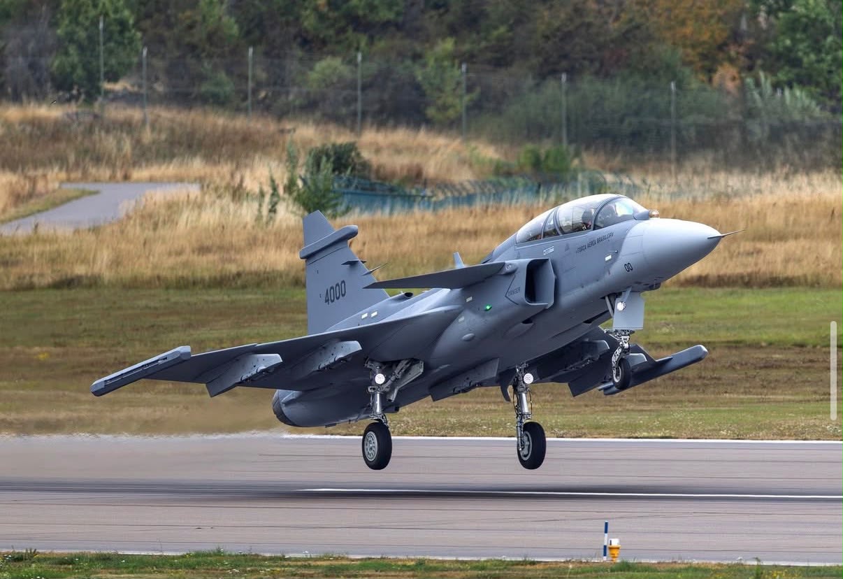 Gripen E fabricado no Brasil decola pela primeira vez na unidade da Embraer