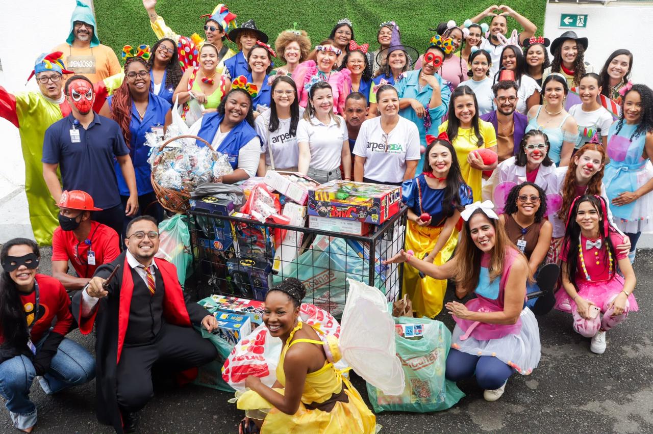 Martagão Gesteira celebra mês das crianças com cortejo pelos setores do hospital