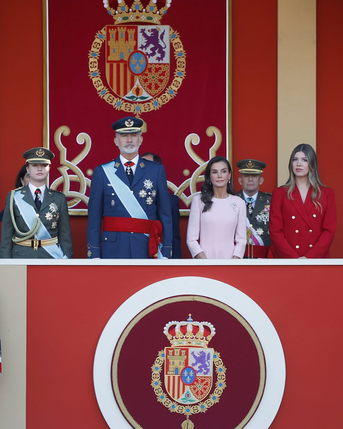 Família real espanhola participa de desfile militar com 4,4 mil integrantes em Madri