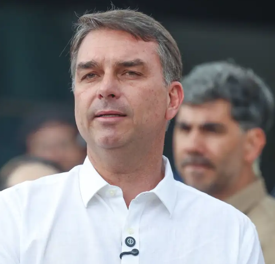 Eleições 2026: Veja como foi a segunda-feira do candidato Flávio Bolsonaro