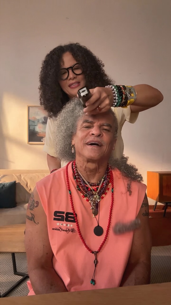 Adeus aos cachos: ídolo colombiano Carlos Valderrama muda radicalmente de visual