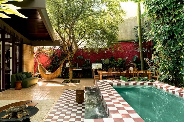 Vanessa da Mata revela detalhes de sua casa de 357 m², com arquitetura modernista e decoração brasileira