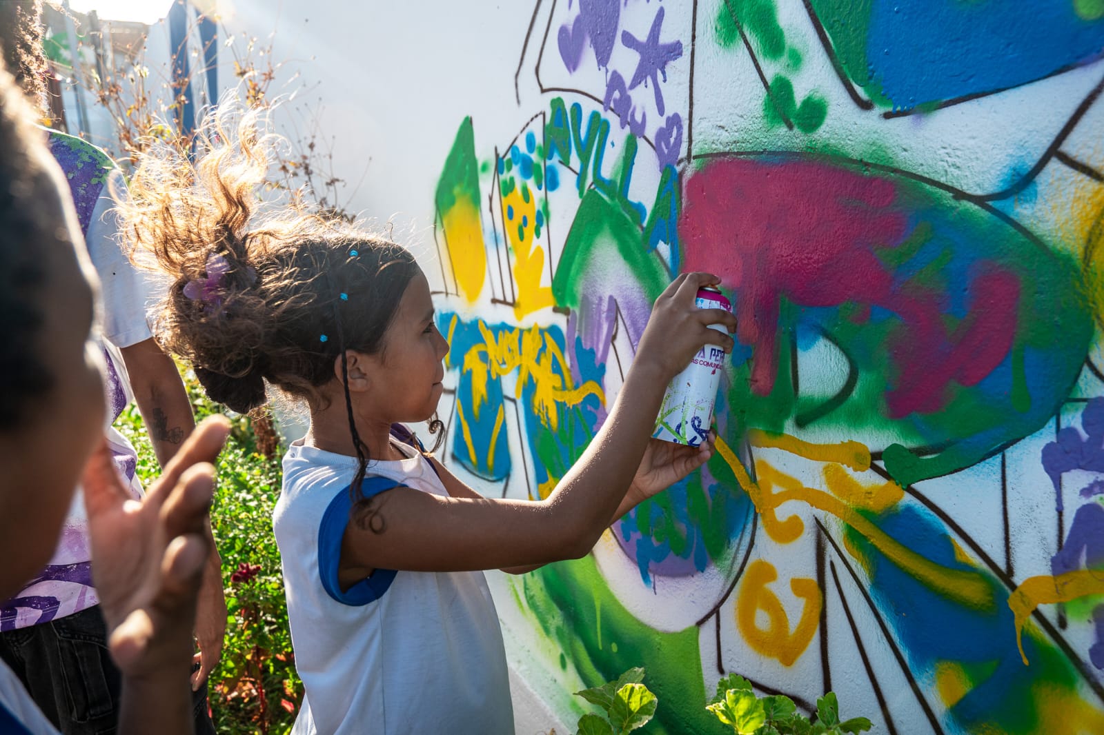 Alunos de escola em Sussuarana começam pintura de mural com o projeto Viva Perifa